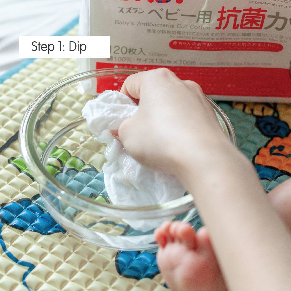 Dip a handful of Suzuran Baby Antibacterial Cut Cotton into lukewarm water.