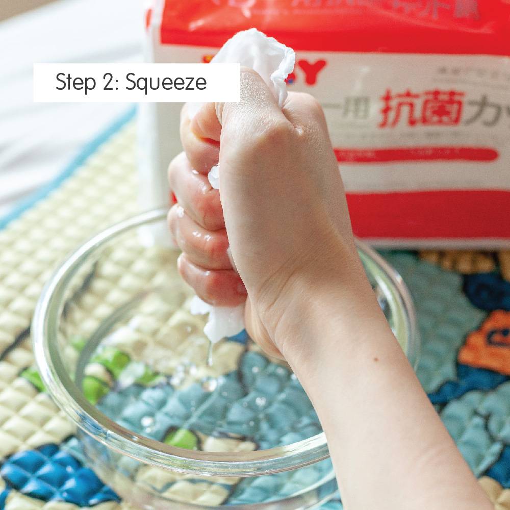 Squeeze excess water of Suzuran Baby Antibacterial Cut Cotton.