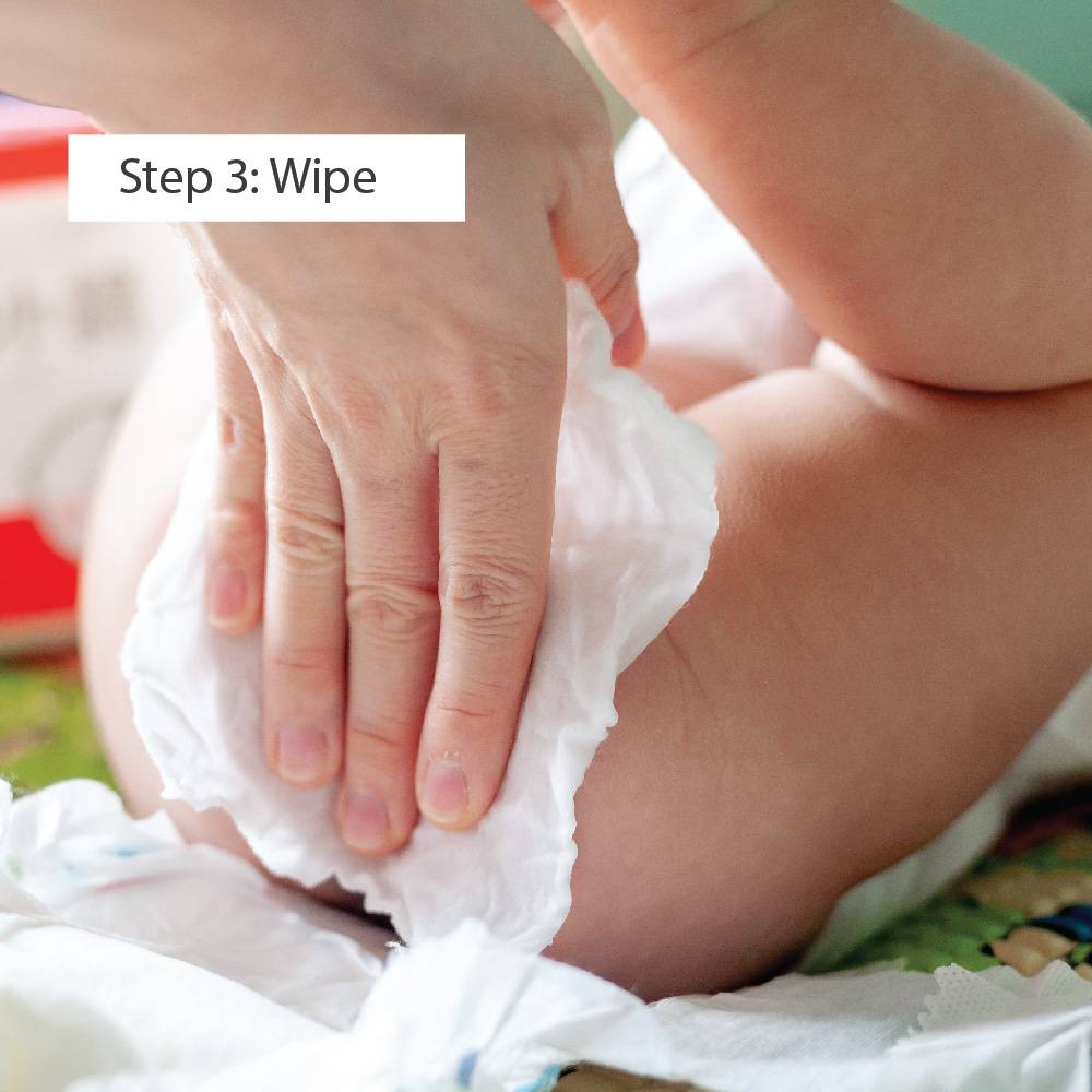 Use the wet Suzuran Baby Antibacterial Cut Cotton to clean baby's bum effectively.