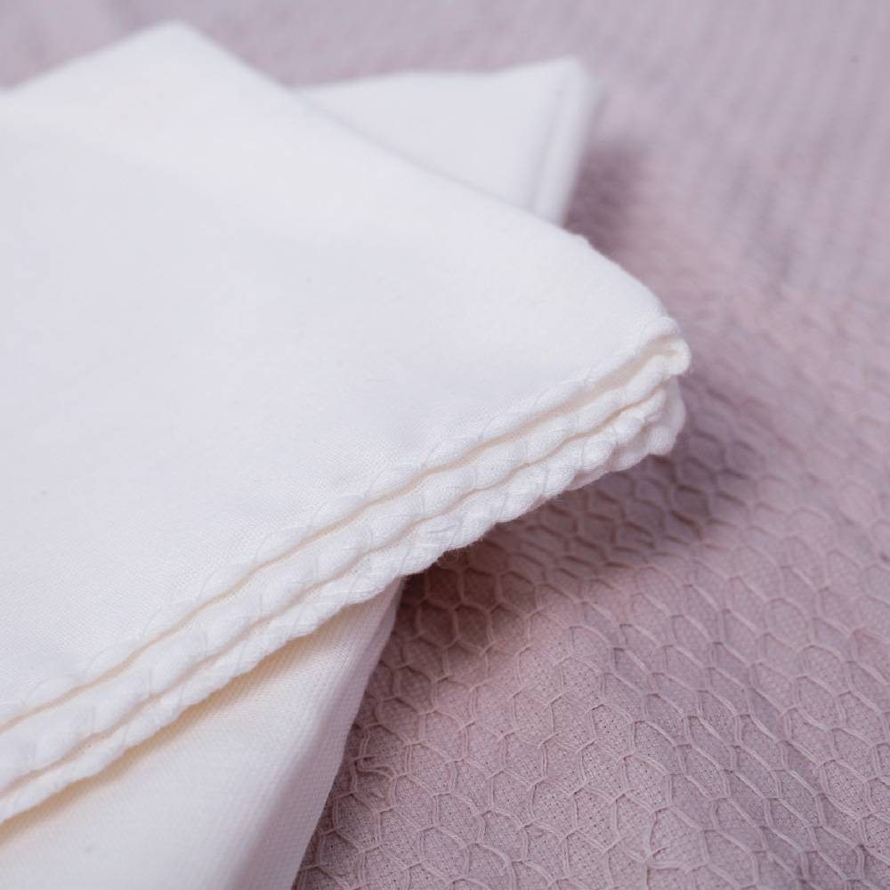 Suzuran Baby Gauze Swaddle Bath Towel is highly breathable, absorbent and dries quickly so there's no odor.