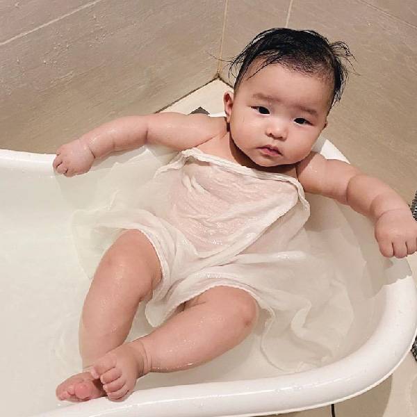 Suzuran Baby Gauze Swaddle Bath Towel is soft and gentle for baby's delicate skin.