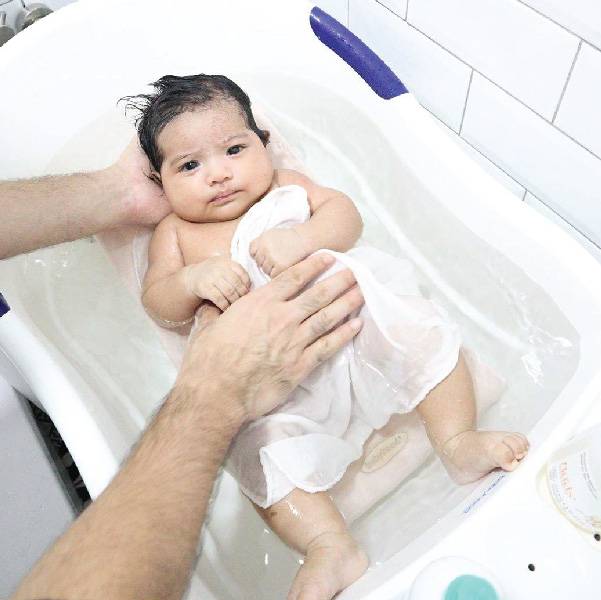 Create a more relaxed bathing experience for you and your newborn baby with Suzuran Baby Gauze Swaddle Bath Towel today!.
