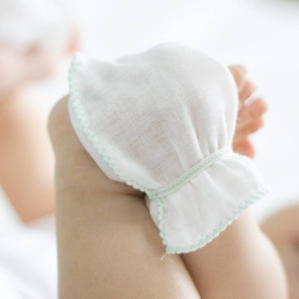 Suzuran Baby Gauze Glove comes with a larger glove top design, it allows baby to move their fingers for developmental purposes. 