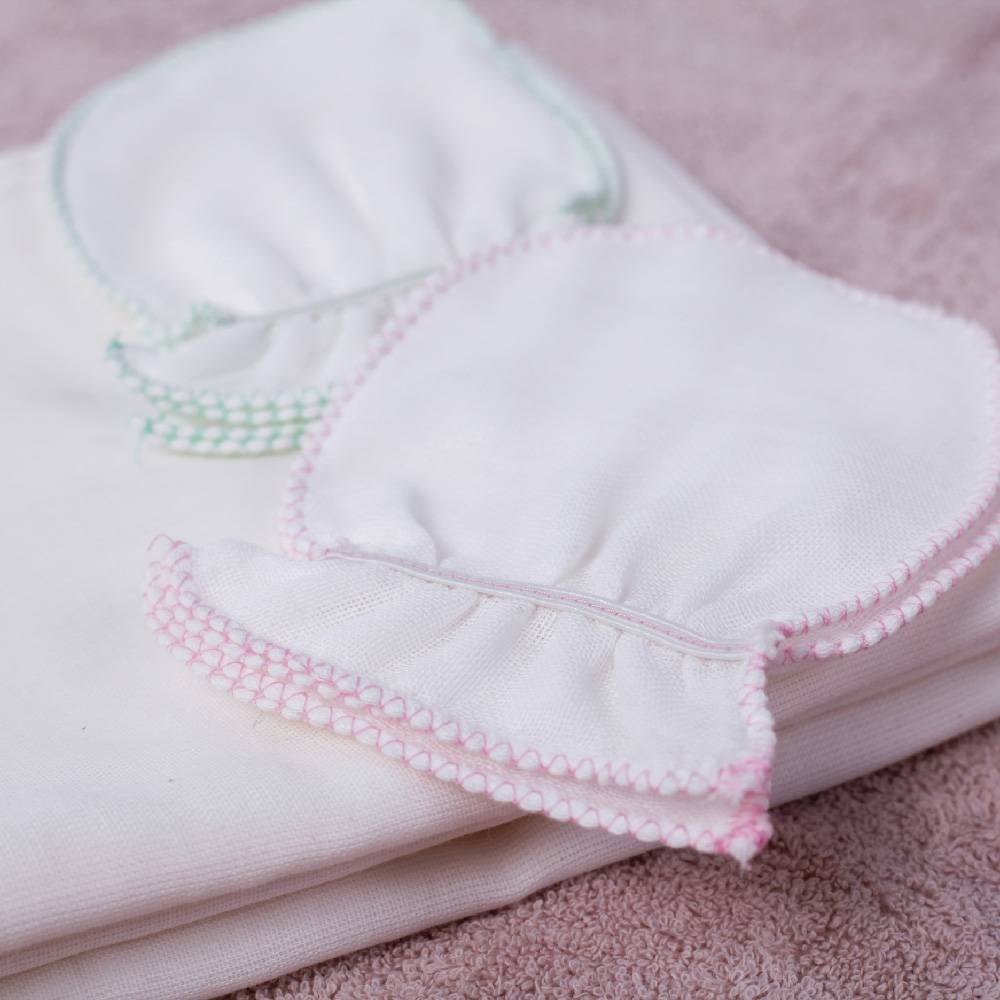 Suzuran Baby Gauze Glove comes in 2 pairs in a pack.