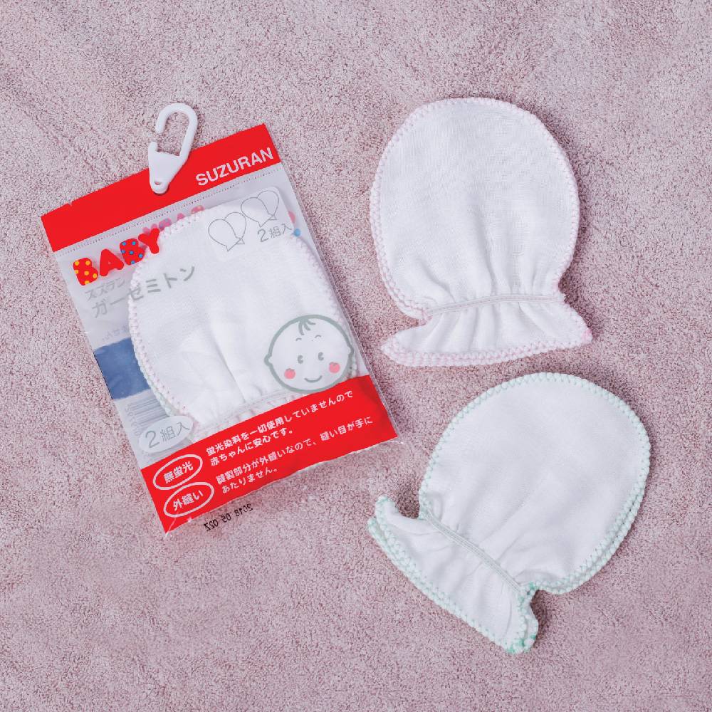 Put on Suzuran Baby Gauze Glove to protect babies from scratching their face and eyes.