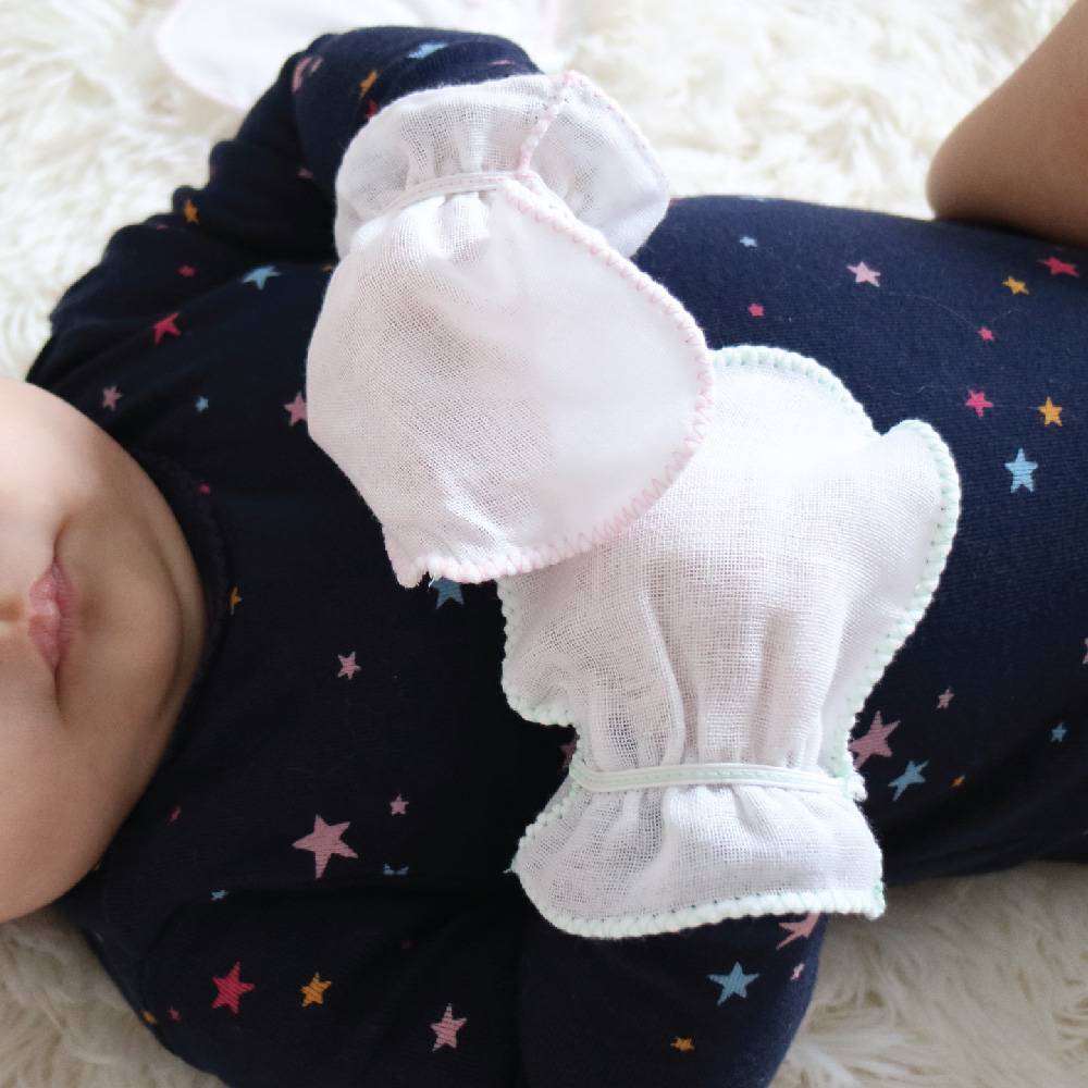 Suzuran Baby Gauze Glove has a wider wristbands allow newborn to wear them up to 6 months old.
