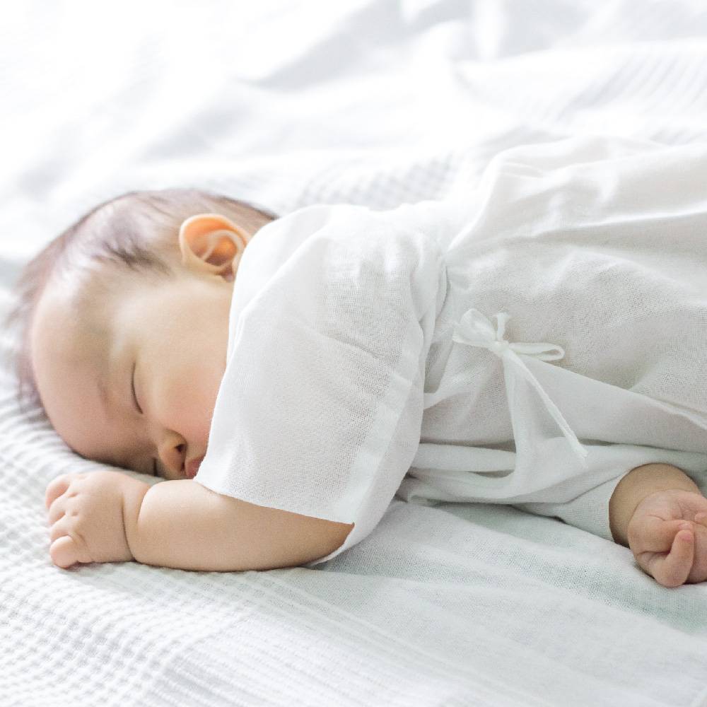 Suzuran Baby Gauze Long Undershirt can fit newborns from 0 months and up to 9 months old. 