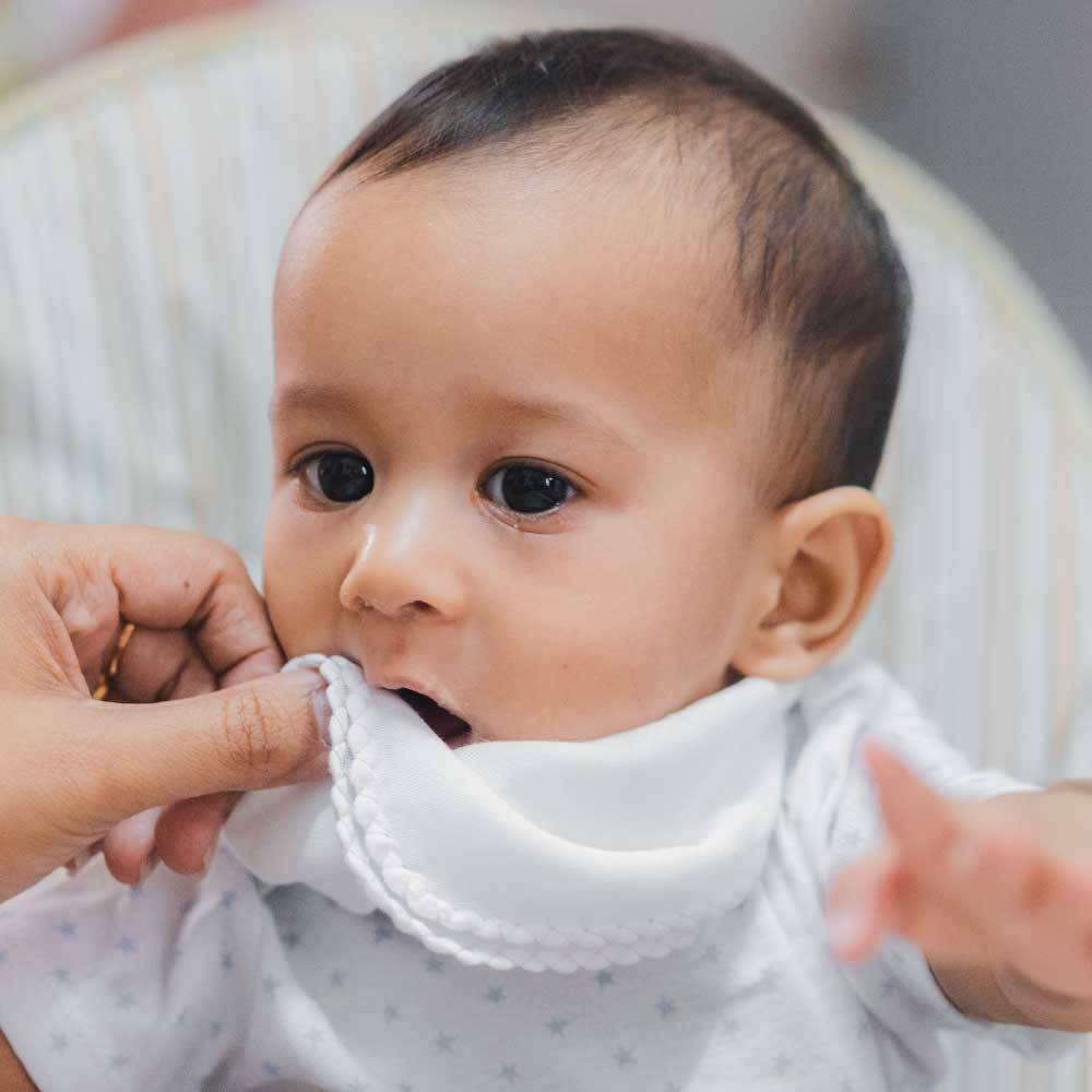Use Suzuran Baby Gauze Handkerchief to clean baby during mealtimes 