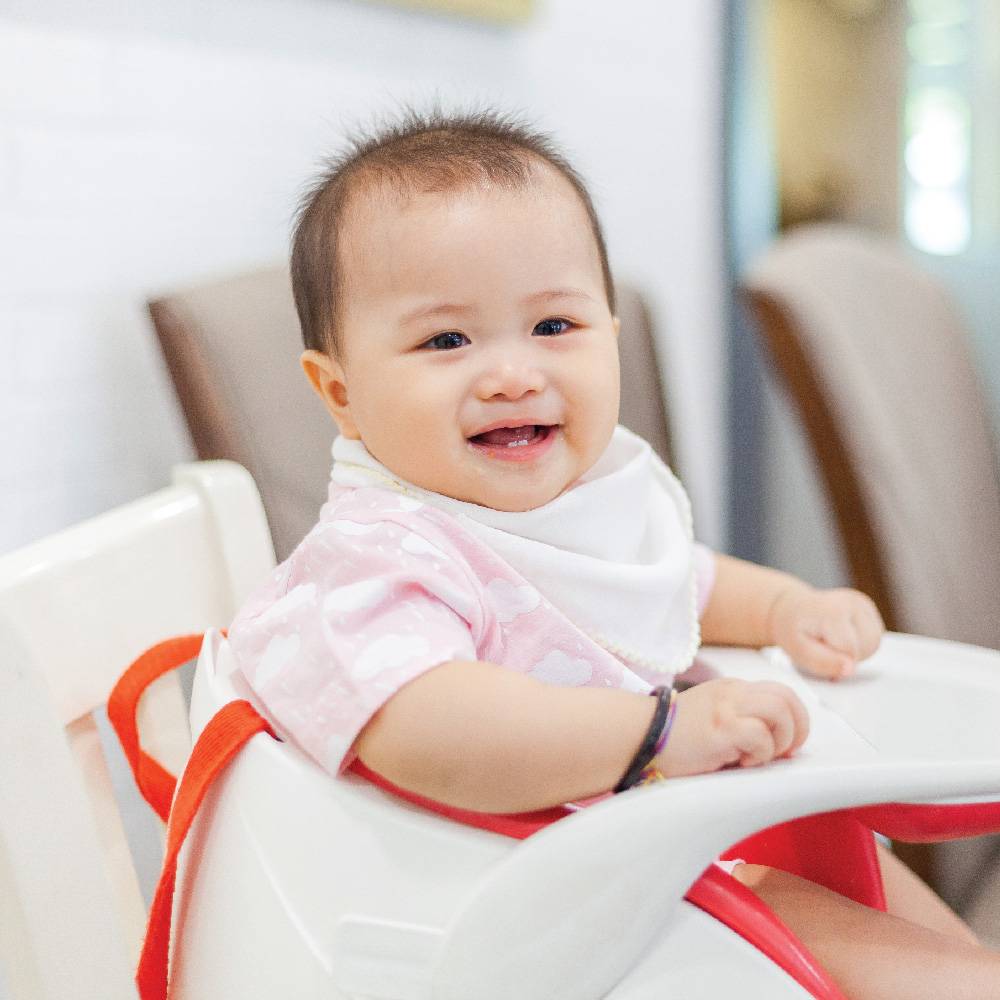 Suzuran Baby Gauze Handkerchief helps parents keep baby's mess at bay.