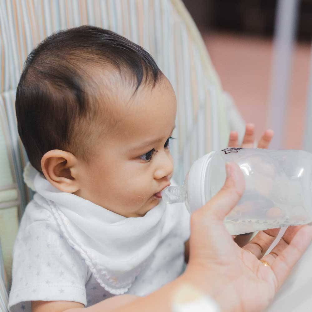 Use Suzuran Baby Gauze Handkerchief as paading cloth while feeding