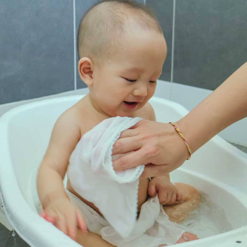 Use Suzuran Baby Gauze Handkerchief as washcloth during bath time