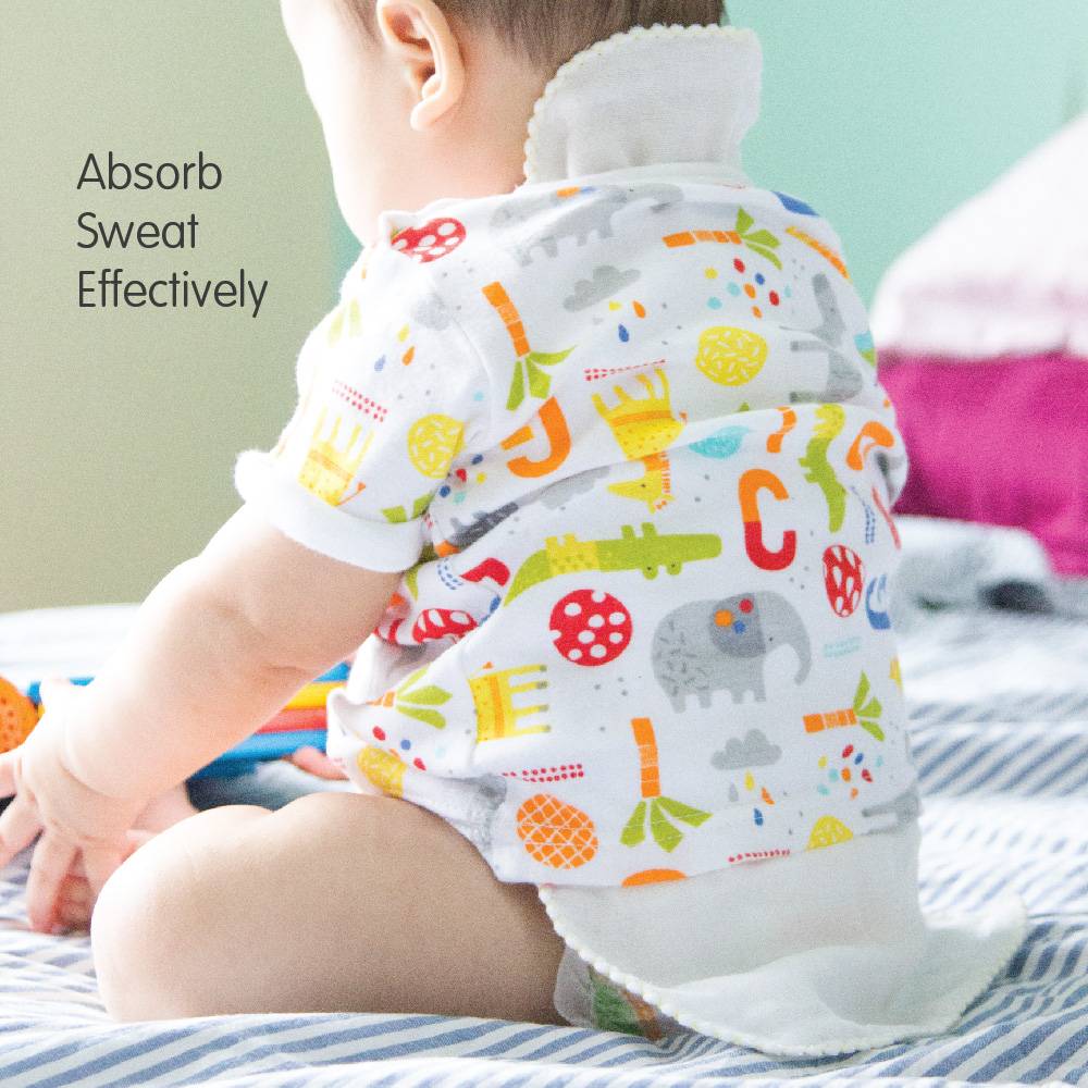 Suzuran Baby Gauze Sweat Pad is designed to absorb sweat effectively.