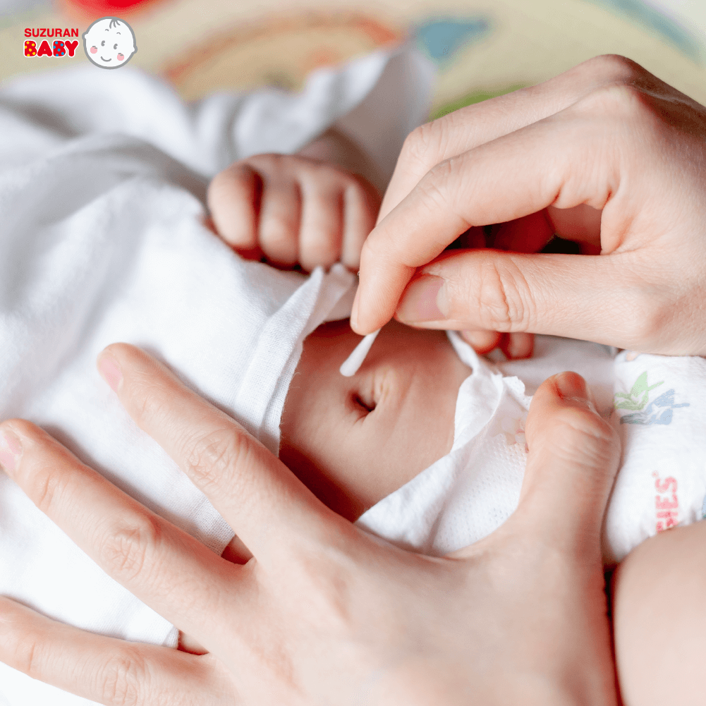 Clean baby's belly button with Suzuran Baby Cotton Swab.